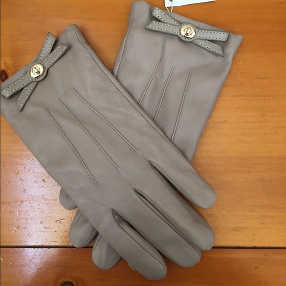 🧤Coach Turnlock Bow Nappa Leather Gloves
